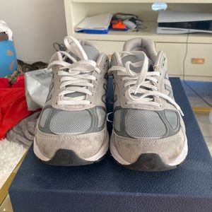 NEW BALANCE 990v5 *GENTLY USED*